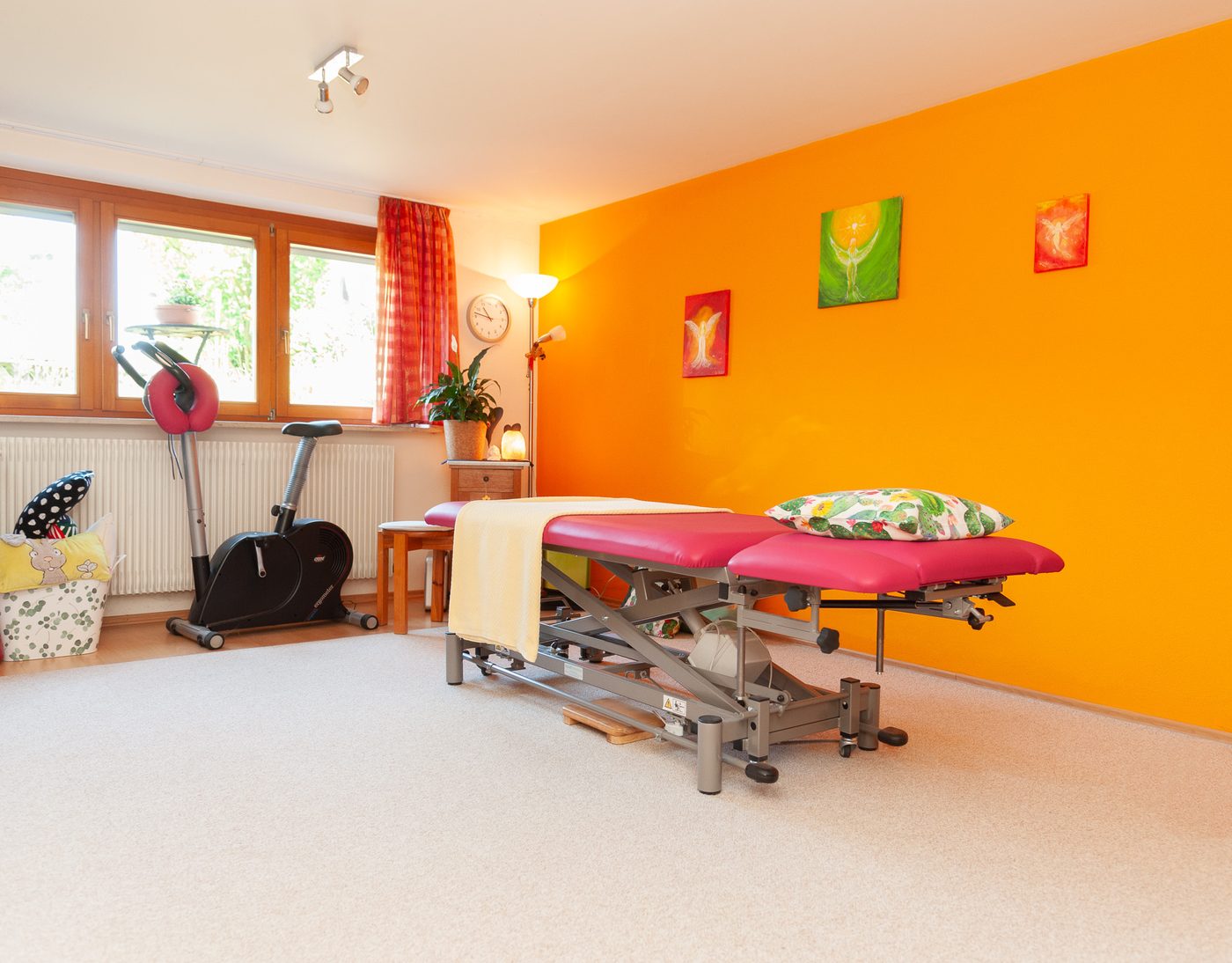 Arbeitsplatz-Aufnahme: Behandlungsraum einer Physiotherapie-Praxis in Forchheim