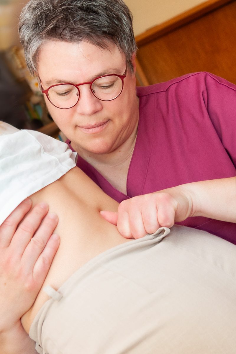 Nahaufnahme der Hände bei einem Behandlungsgriff — Physiotherapie in Forchheim