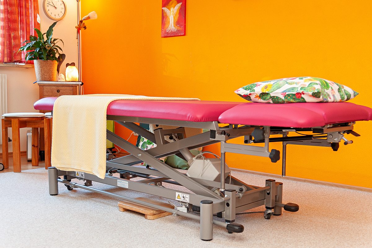Behandlungsliege in einer Physiotherapie-Praxis in Forchheim, bereit für den nächsten Termin