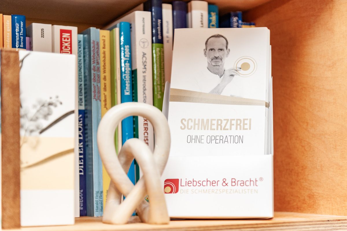 Fachbücher und Anschauungsmodell — Detail aus einer Firmenreportage in Forchheim