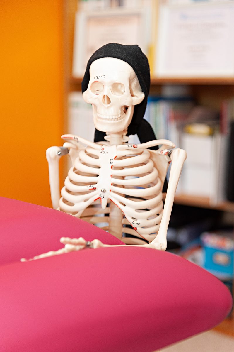 Anatomisches Skelett auf der Behandlungsliege — Detailaufnahme aus einer Praxisreportage in Forchheim