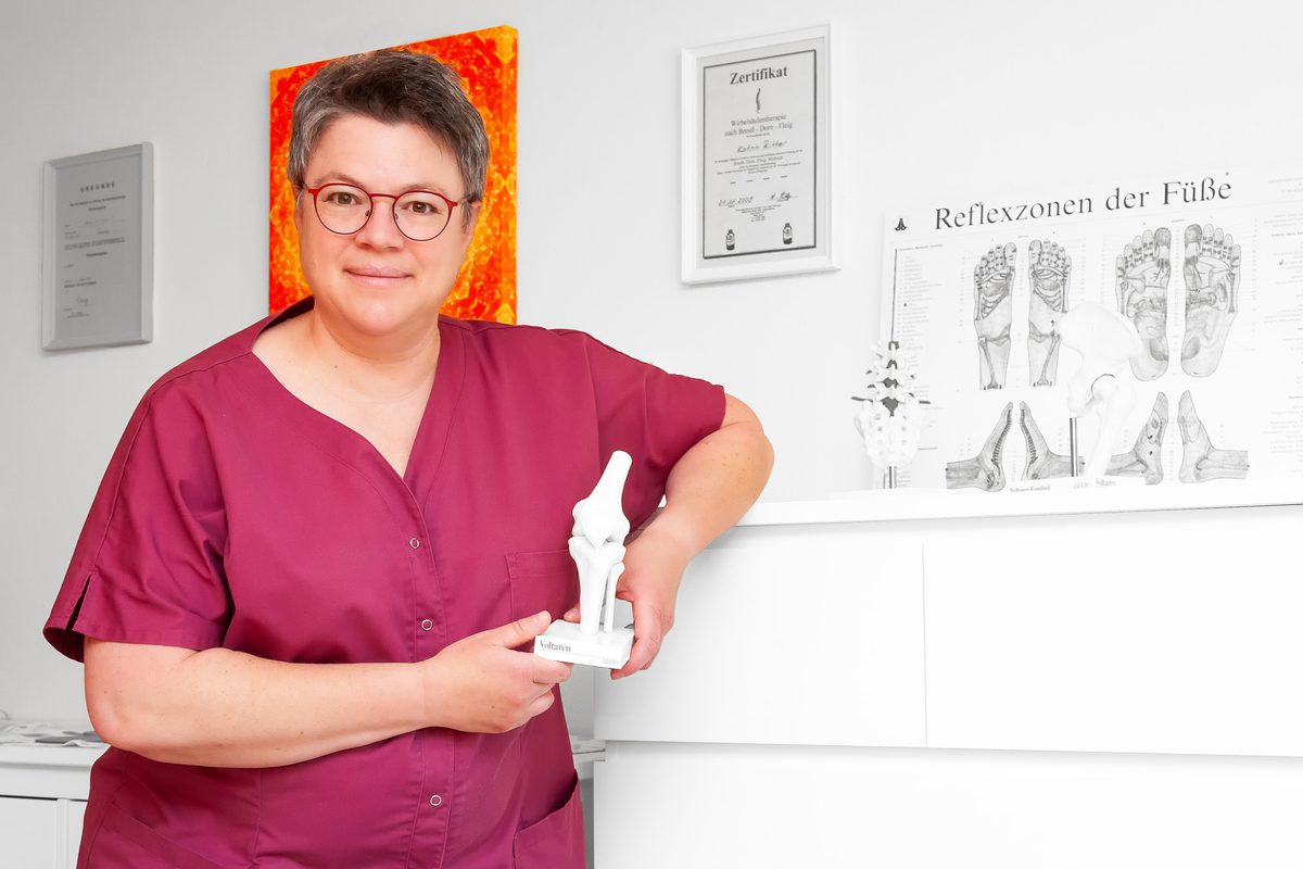 Businessportrait am Arbeitsplatz — Heilpraktikerin in ihrer Praxis in Forchheim