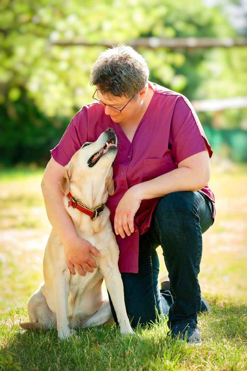 Businessportrait im Freien mit Hund — Heilpraktikerin aus Forchheim