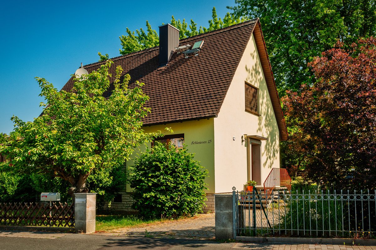 Praxisgebäude von außen — Businessfotografie für einen Betrieb in Forchheim