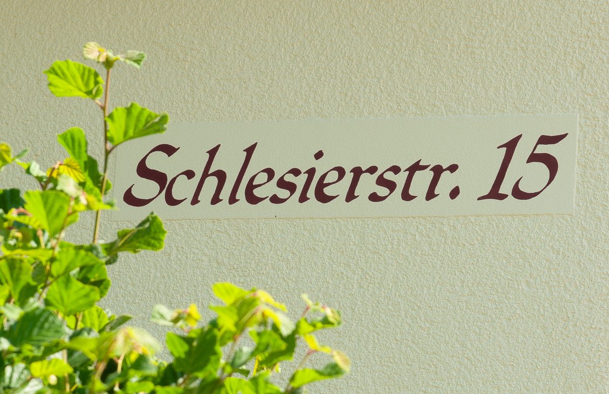 Praxisschild am Eingang — Detailaufnahme aus einer Firmenreportage in Forchheim