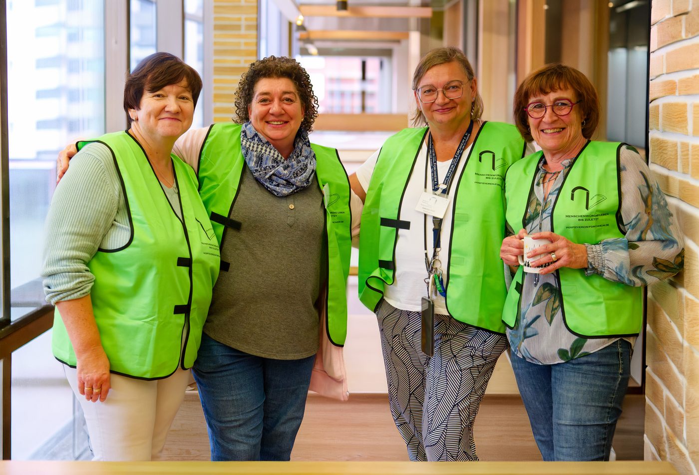 Teamaufnahme: vier Mitarbeiterinnen einer Einrichtung, vor Ort im Betrieb fotografiert